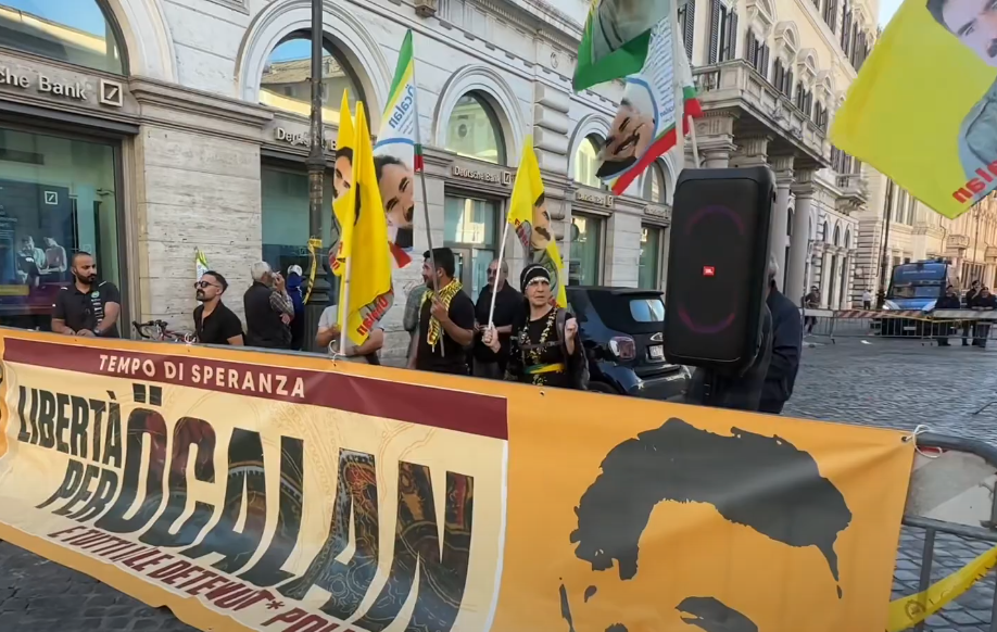 Roma, protesta della comunità curda in Piazza Santi Apostoli: “Libertà per Ocalan” | VIDEO