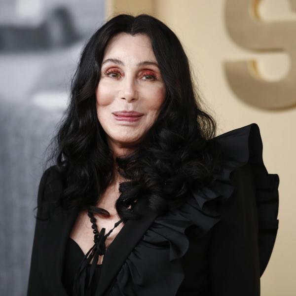 Cher in passerella per Balmain a 76 anni: l’intramontabile icona di stile alla Paris Fashion Week