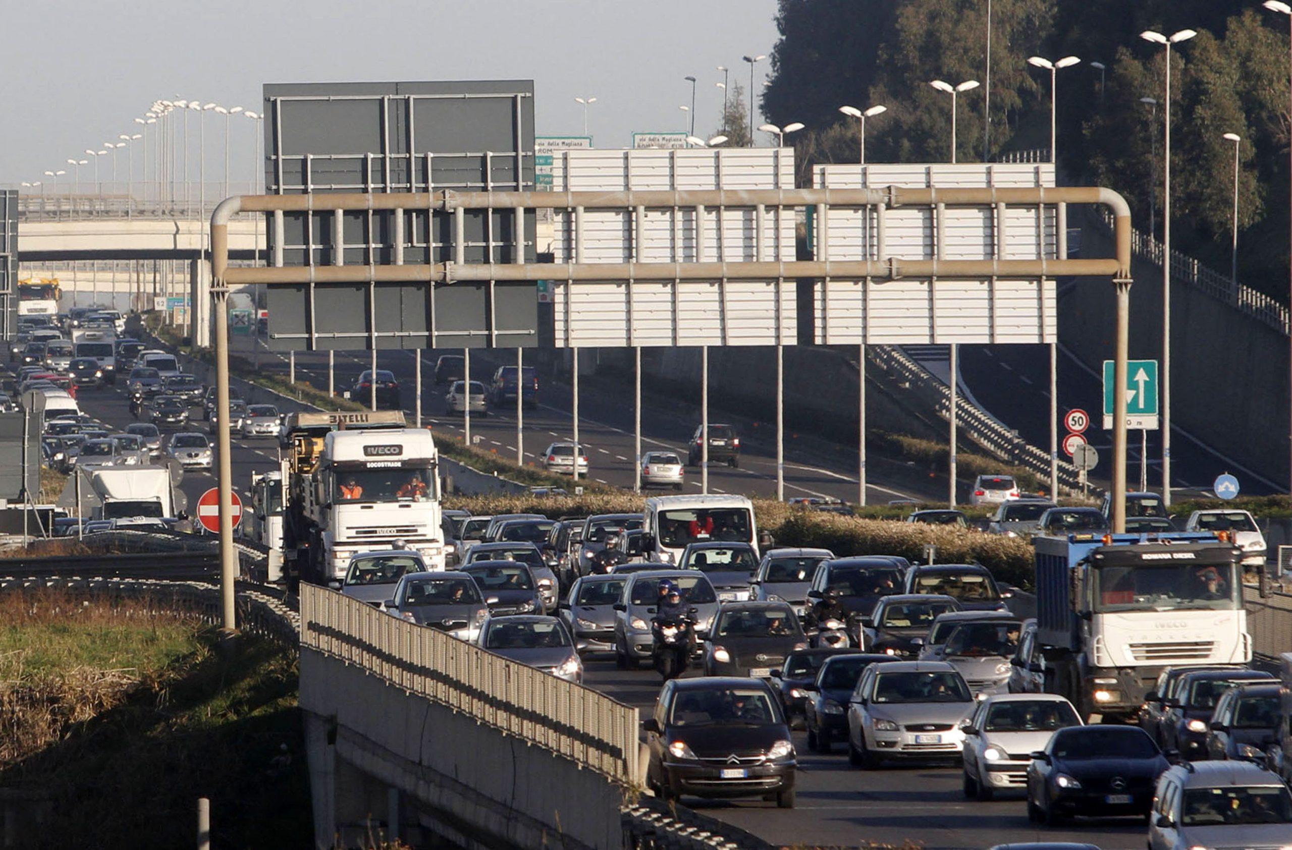 Roma incidente sul GRA: coinvolte 6 auto, traffico bloccato