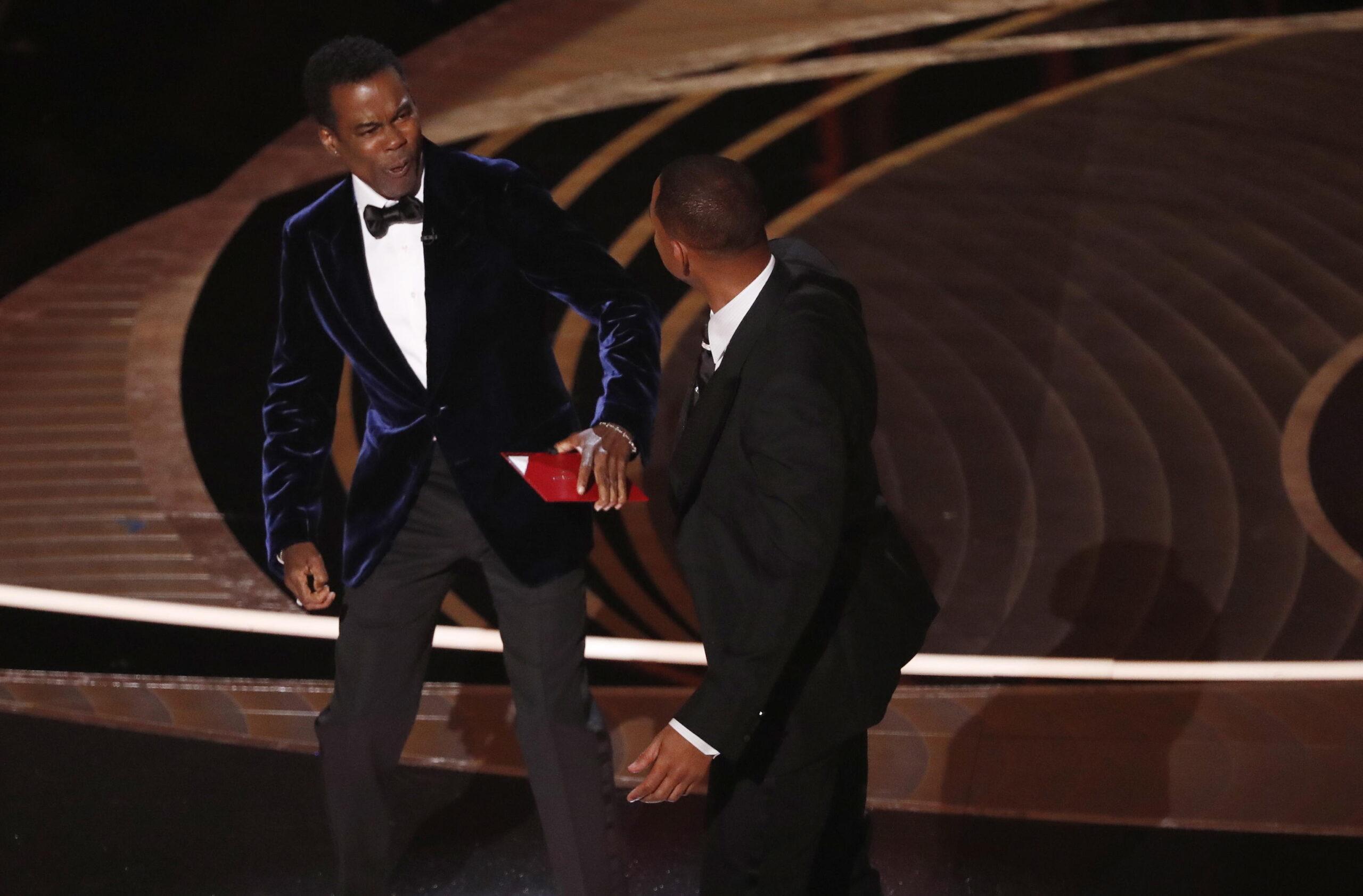 Chris Rock rompe il silenzio sui motivi dello schiaffo di Will Smith agli Oscar: “Non l’ha fatto per la mia battuta”