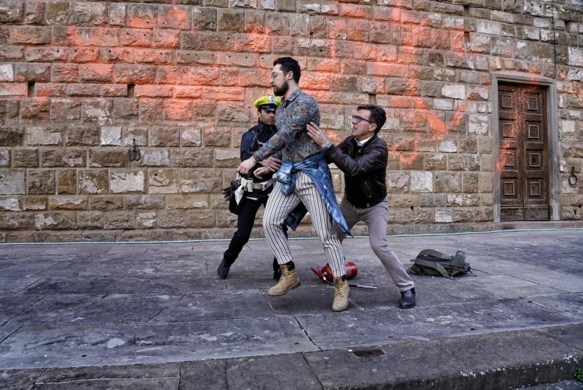 Firenze, ambientalisti imbrattano palazzo Vecchio: a placcarli è il…