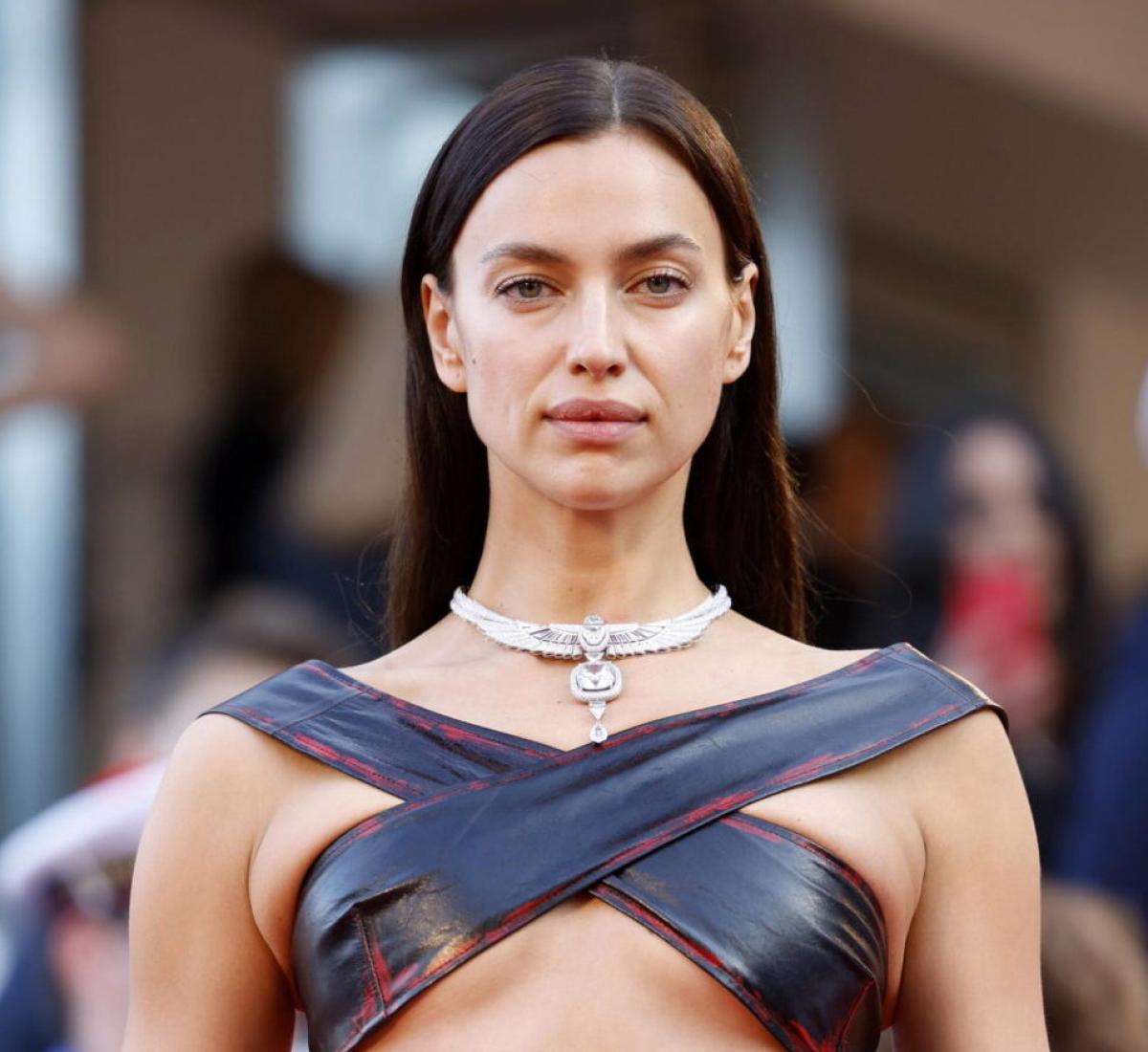 Irina Shayk incanta con i suoi look al Festival di Cannes. Parola chiave: audacia