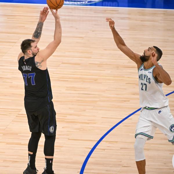 NBA, Dallas rimonta Minnesota dal -18. Tripla doppia di Doncic e canestro decisivo con trash talking su Gobert | VIDEO