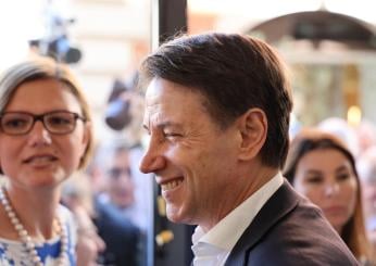 Elezioni Europee 2024, Giuseppe Conte si mette a palleggiare con Carolina Morace: “Ora facciamo gol in Europa” | VIDEO