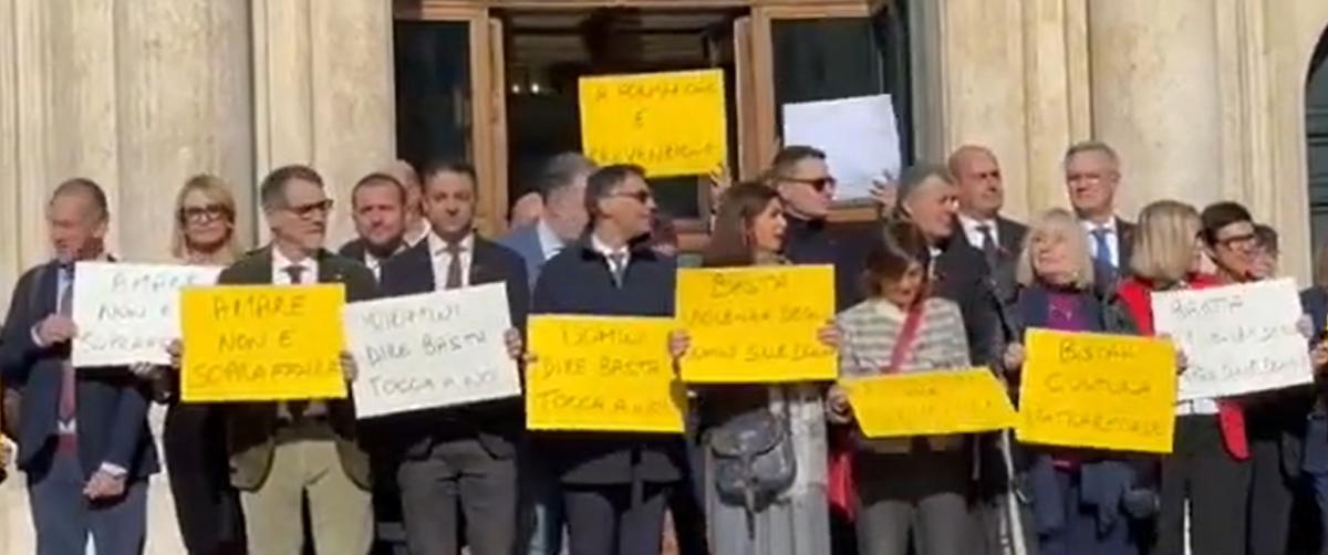 Violenza di genere, flash mob Pd a Montecitorio: “Basta cultura pat…