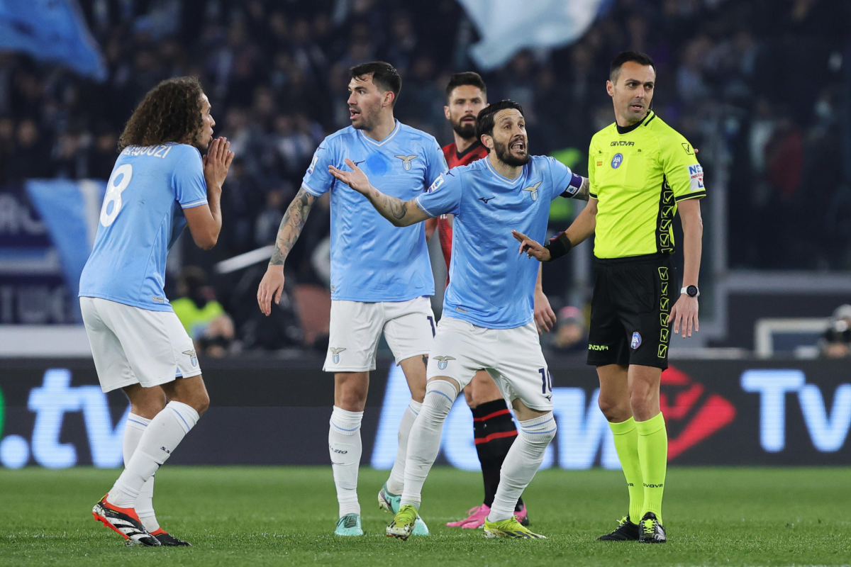 Dopo Lazio-Milan, squalifica di un mese per Di Bello: tutti i precedenti polemici dell’arbitro