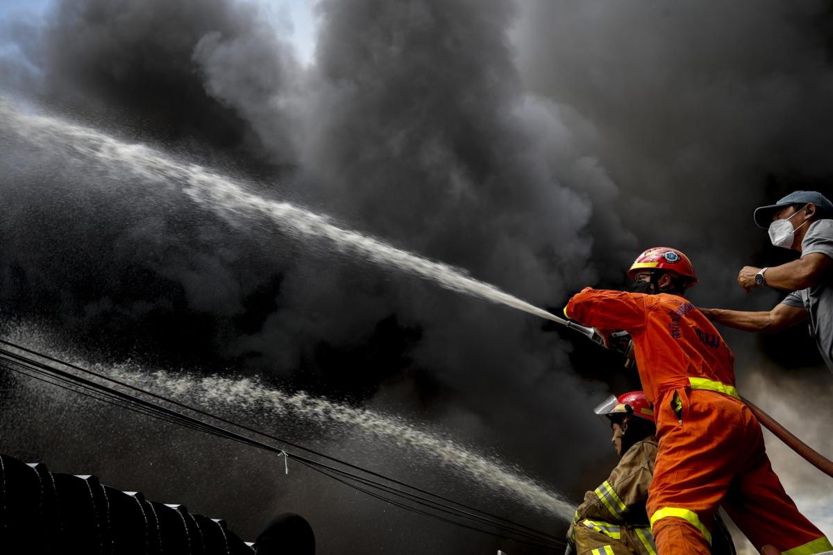 Bari, incendio in via Salvemini: a fuoco un furgoncino