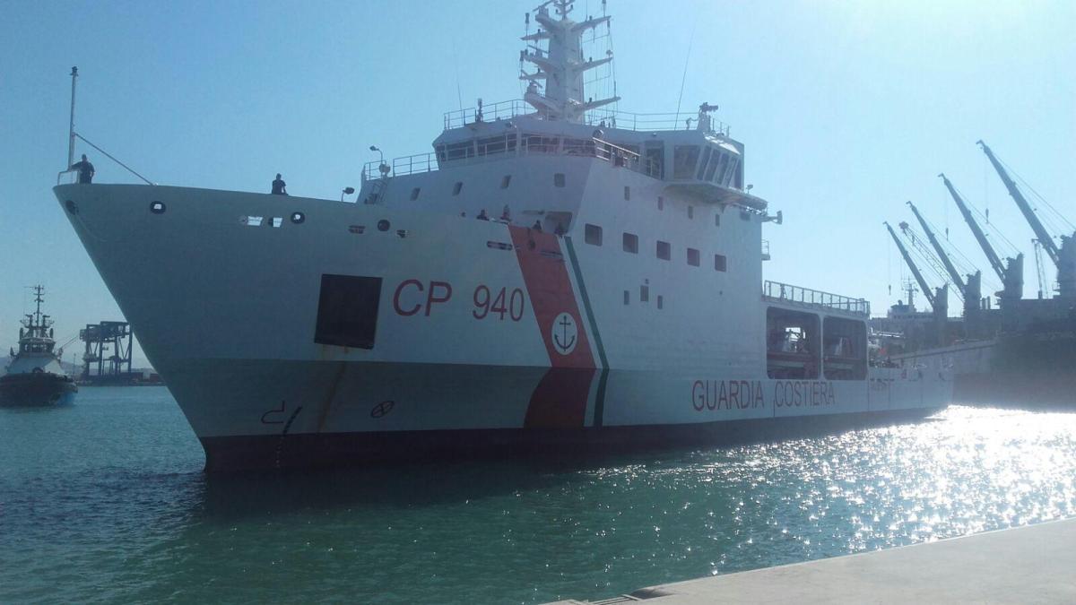 Migranti, la nave della Guardia Costiera Dattilo sbarca a Reggio Ca…