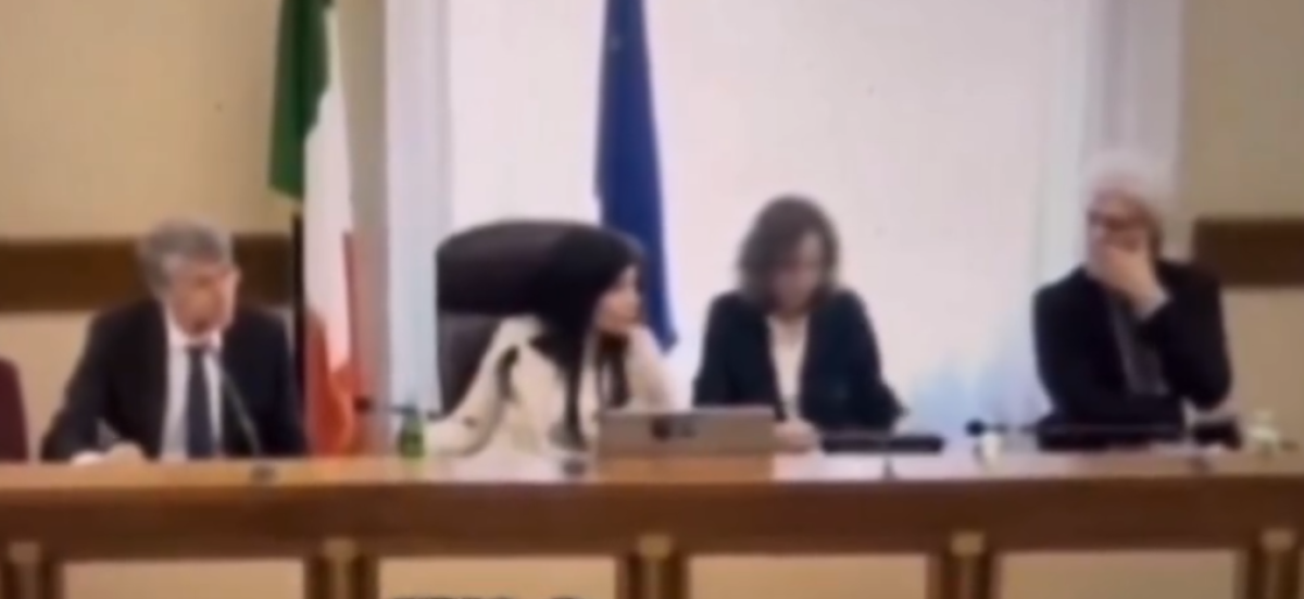 Commissione Antimafia, un membro lascia il microfono aperto e si sentono gemiti. Il VIDEO e la precisazione