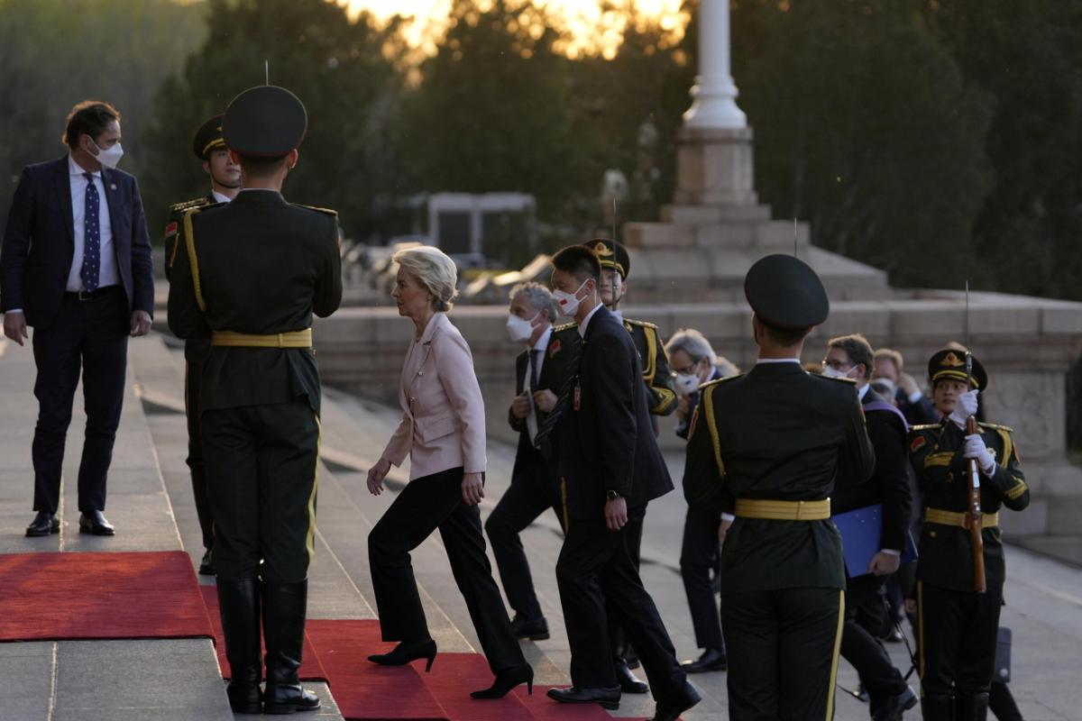 Trilaterale a Pechino, von der Leyen auspica “una pace giusta” in U…