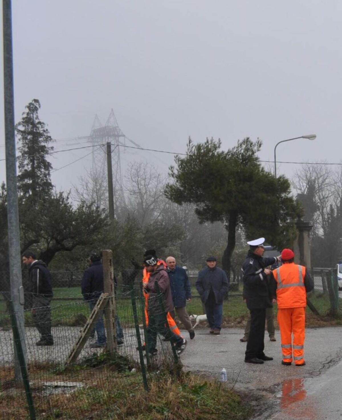 Chieti, incidente ad Ari: auto si schianta contro un albero, morte due persone