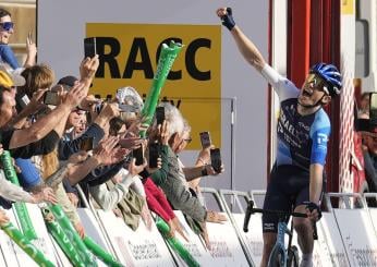 Volta Catalunya 2024, la Israel costretta a coprire i loghi sul bus per “ragioni di sicurezza”