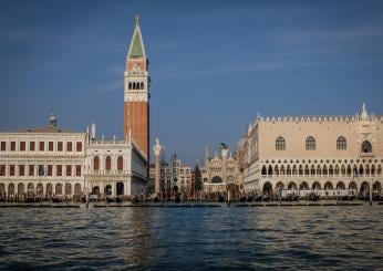 Venezia, cadono pezzi di cemento armato dal campanile di San Marco: disposti accertamenti