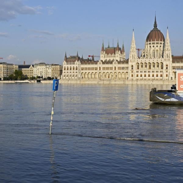 Maltempo a Budapest, il ciclone Boris investe la capitale ungherese: piogge record, esonda il Danubio | FOTO E VIDEO