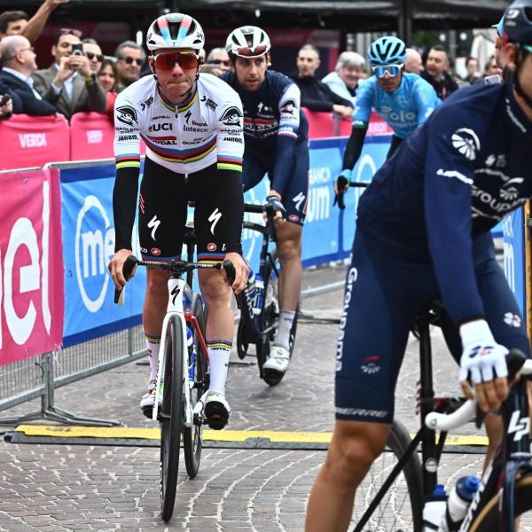 Giro d’Italia 2023, Remco Evenepoel vince la cronometro di un secondo