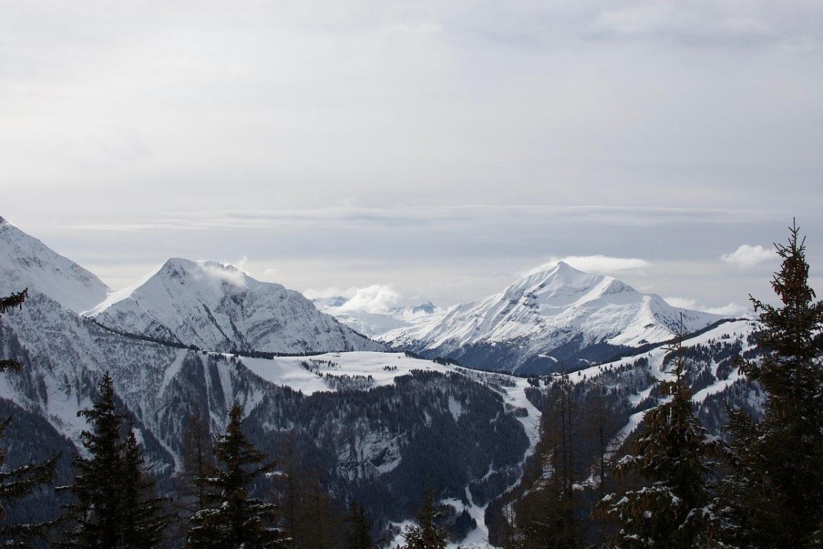 Tragedia in montagna, valanga nelle Alpi svizzere: morti due alpinisti italiani a Pigne d’Arolla