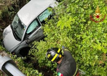 Tragedia a Varese, incidente sulla provinciale 61 a Luino: auto finisce in una scarpata, un morto e tre feriti