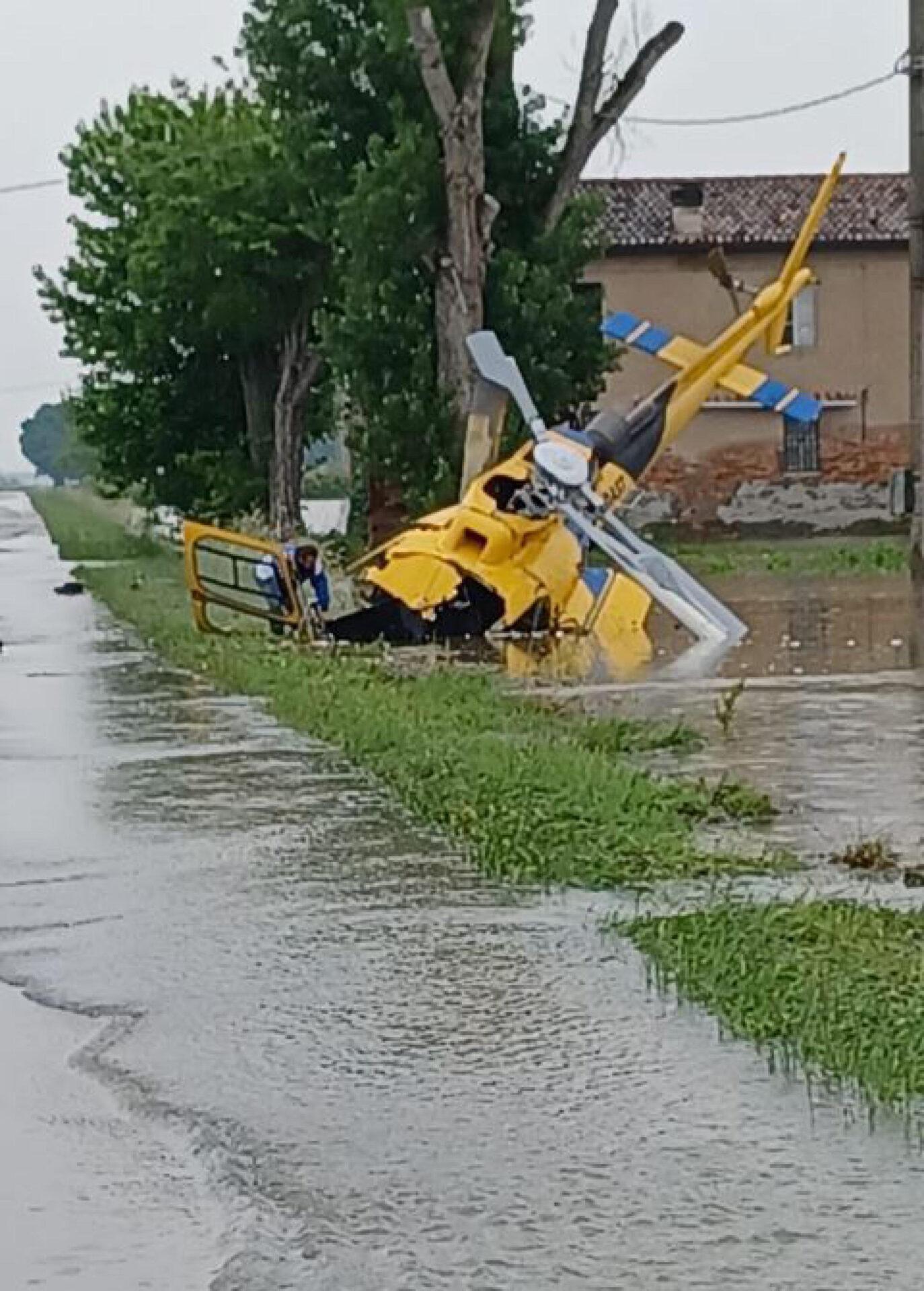 Ferrara, elicottero precipita in un bacino: si cercano due persone