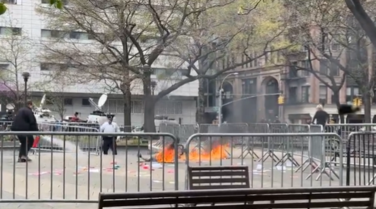 Usa, Trump-Daniels: si cosparge di liquido infiammabile e si dà fuoco davanti al Tribunale di Manhattan. Morto l’uomo avvolto dalle fiamme | VIDEO