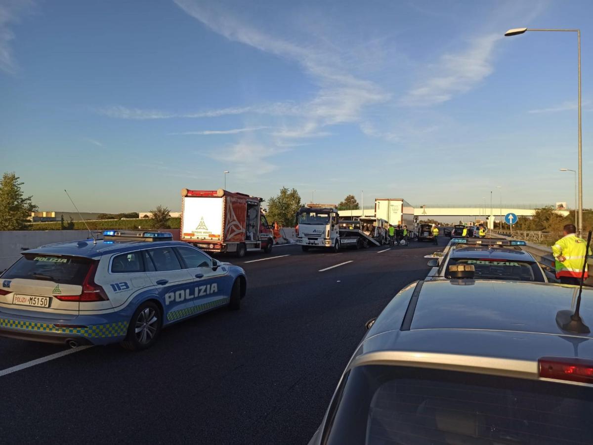 A6, scontro tra due camion e un’auto. Ferito e portato in ospedale …