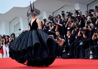 Lady Gaga cammina tra i fan! A Venezia 2024 i divi sono “a portata di mano”