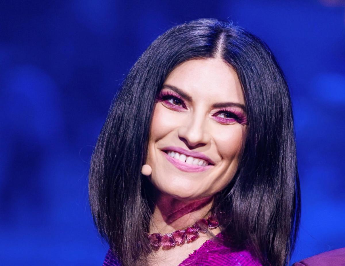 Laura Pausini matrimonio a sorpresa, la cantante in abito bianco ha…