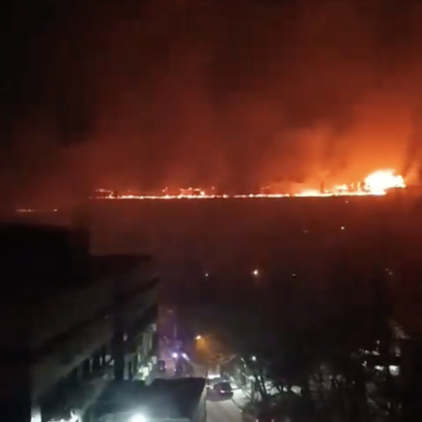 Paura a Mosca, vasto incendio in un palazzo residenziale, evacuate 400 persone | VIDEO