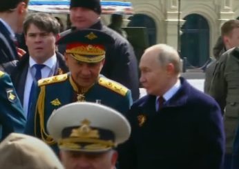 Russia, parata militare nella Piazza Rossa di Mosca per la Giornata della Vittoria. Putin: “Faremo di tutto per prevenire un’altra guerra mondiale” | VIDEO E FOTO