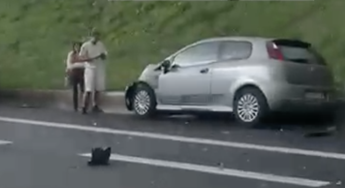 Roma, incidente sul GRA, altezza uscita 30-31: coinvolte tre auto, traffico in tilt | VIDEO