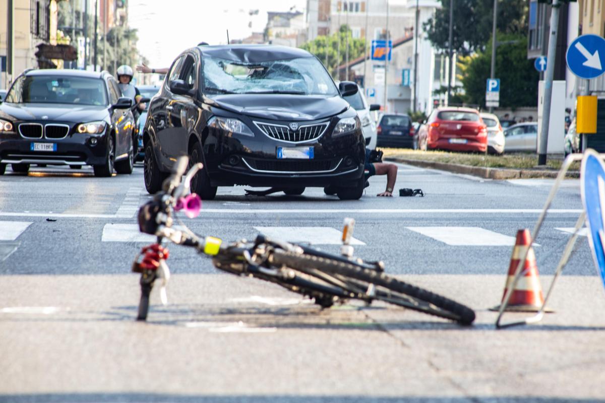 Milano, ciclista investito in viale Monza: è in fin di vita