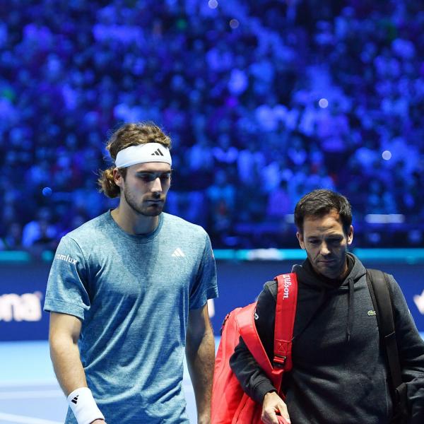 ATP Finals, ritiro per Tsitsipas al primo set: le reazioni dopo il suo forfait