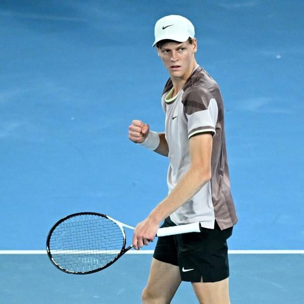 Australian Open, Sinner storico, batte Rublev in tre set e vola in semifinale: ora c’è Djokovic