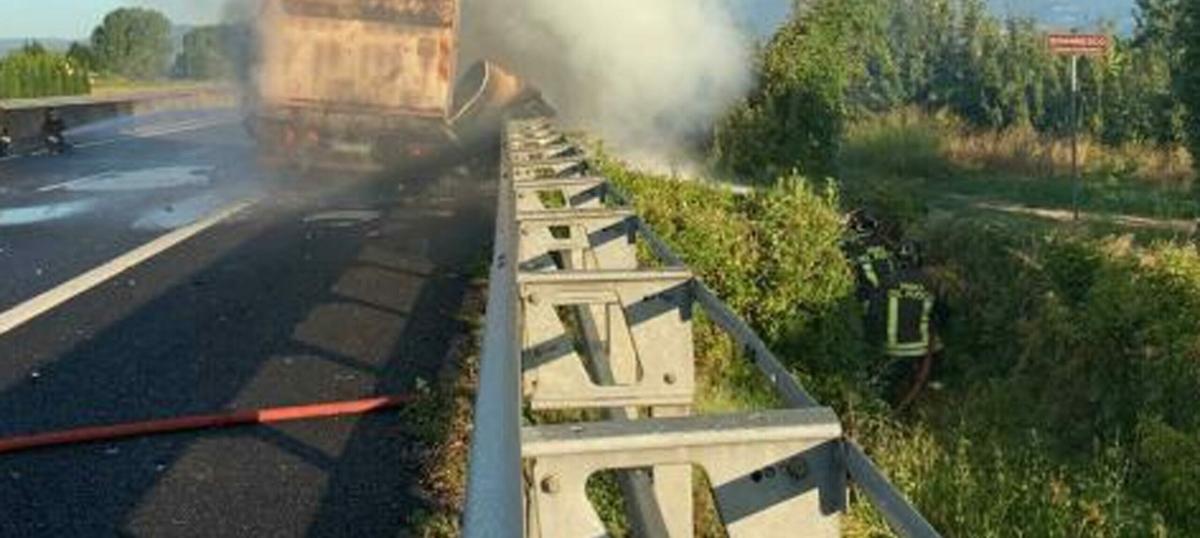 Lucca, incidente sull’A11: tir invade la corsia opposta, ferito il conducente