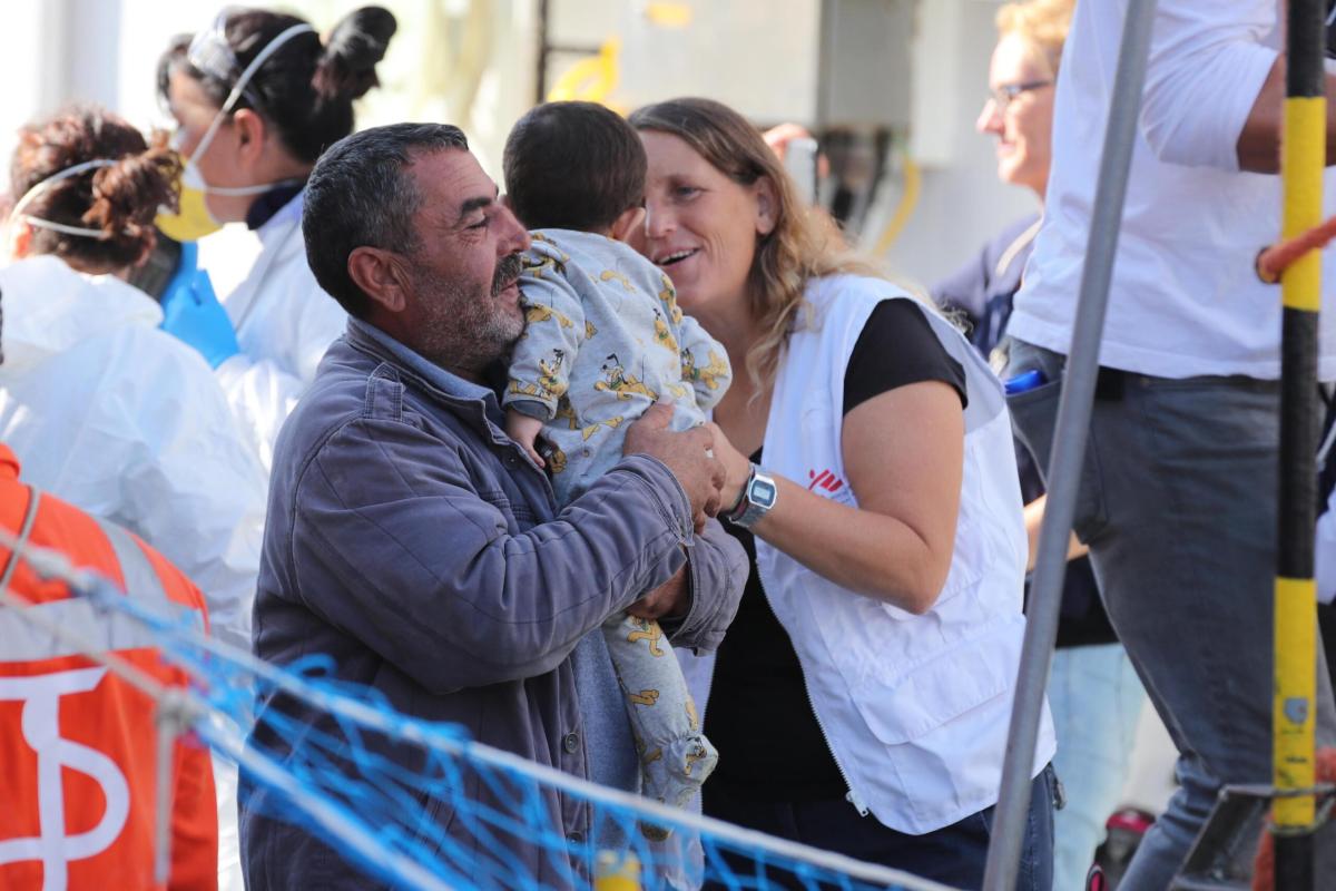 Bambino figlio di migranti che ha perso la madre durante traversata…