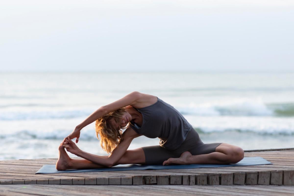 Come si fa lo yoga in spiaggia? Gli esercizi migliori