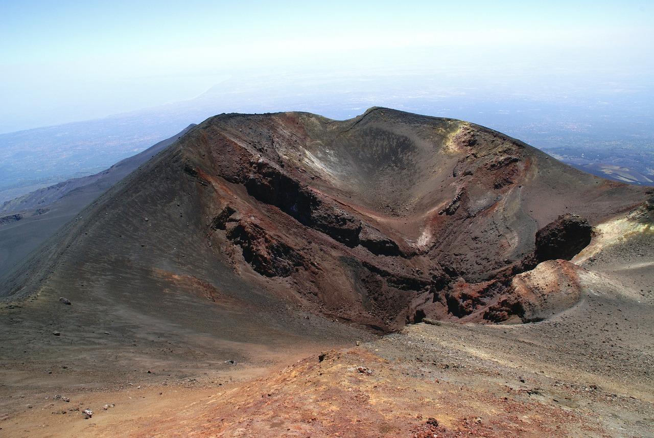 Cosa sono e perché si formano gli anelli di gas sull’Etna