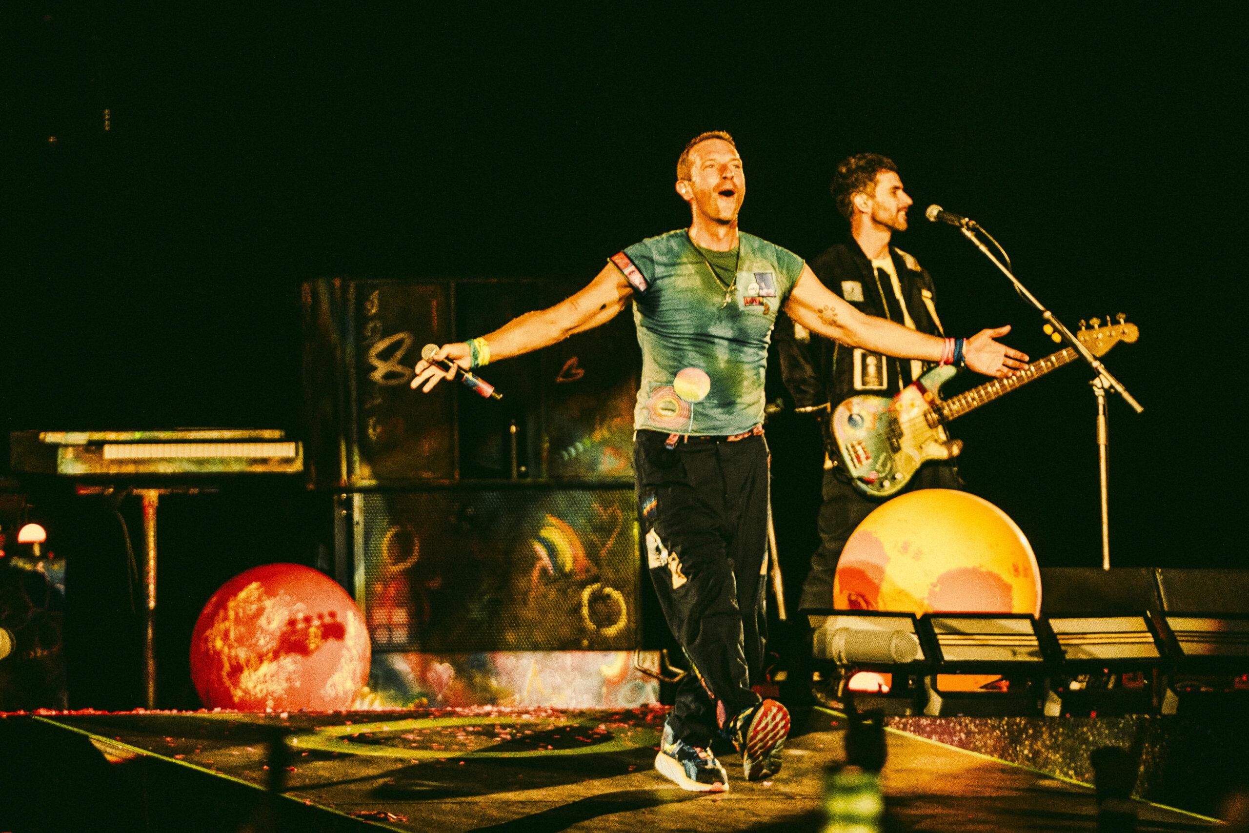 “We Pray” è la nuova canzone dei Coldplay: video, testo, traduzione e significato