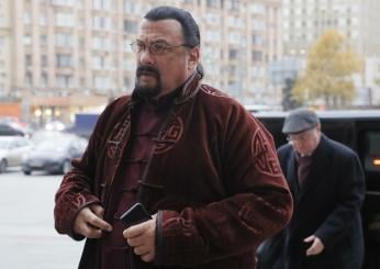 Attentato di Mosca, la star del cinema action Steven Seagal visita le vittime e promette la vendetta russa