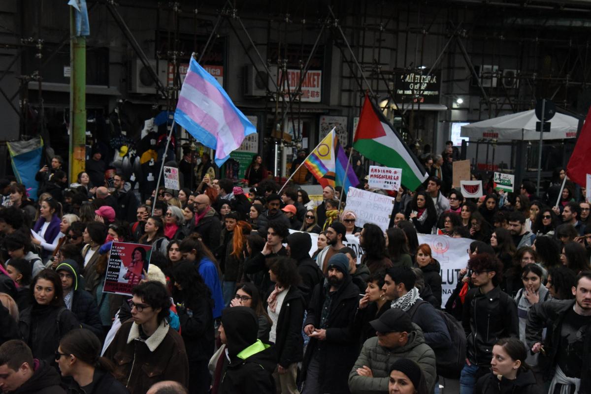 Napoli, la manifestazione transfemminista scuote la città: cori pro Palestina e balli per le strade del centro | VIDEO