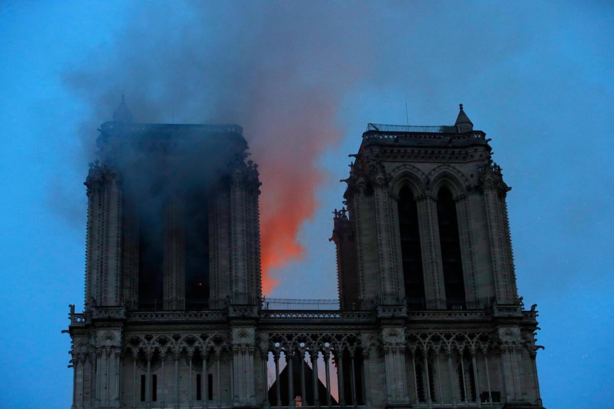 Incendio Notre Dame, Macron visita la cattedrale. Timori per le pro…