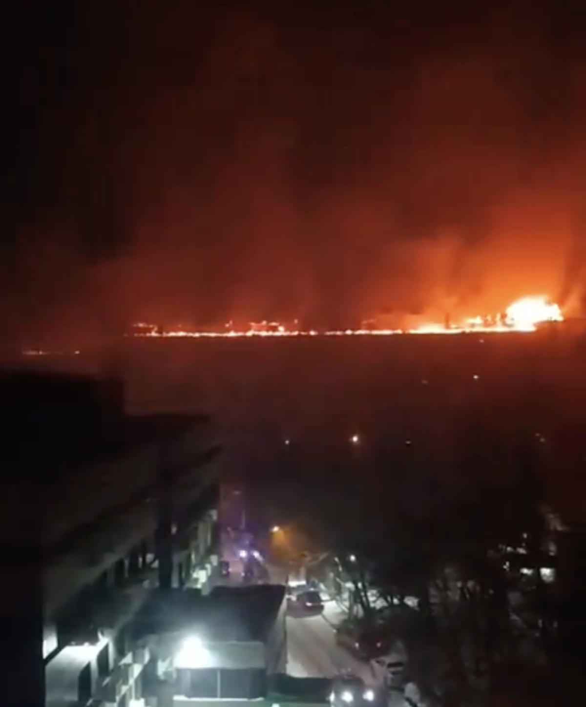 Paura a Mosca, vasto incendio in un palazzo residenziale, evacuate 400 persone | VIDEO