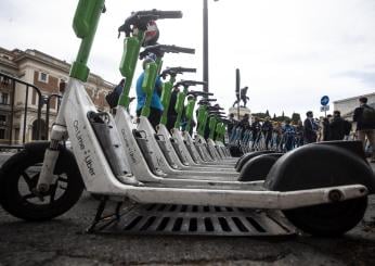 Monopattini elettrici, quali sono le nuove regole del Codice della Strada proposte da Salvini (che vuole anche il salva-Vespa)