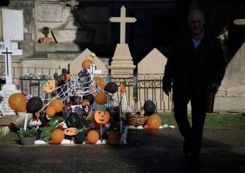 Ognissanti con i segni di Halloween e un crocifisso rubato: Tajani confessa che gli hanno rovinato la festa (ma ne valeva la pena?)