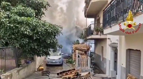 Paura a Reggio Calabria, oggi 30 giugno 2024, per il maxi incendio in un capannone: evacuate oltre 40 famiglie | VIDEO