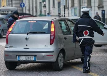 Terni, prima soccorre un uomo dopo un incidente poi lo deruba: denunciato 29enne