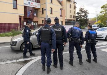 Francia, minaccia di compiere un attacco terroristico a Parigi e la polizia spara: donna in gravissime condizioni | VIDEO