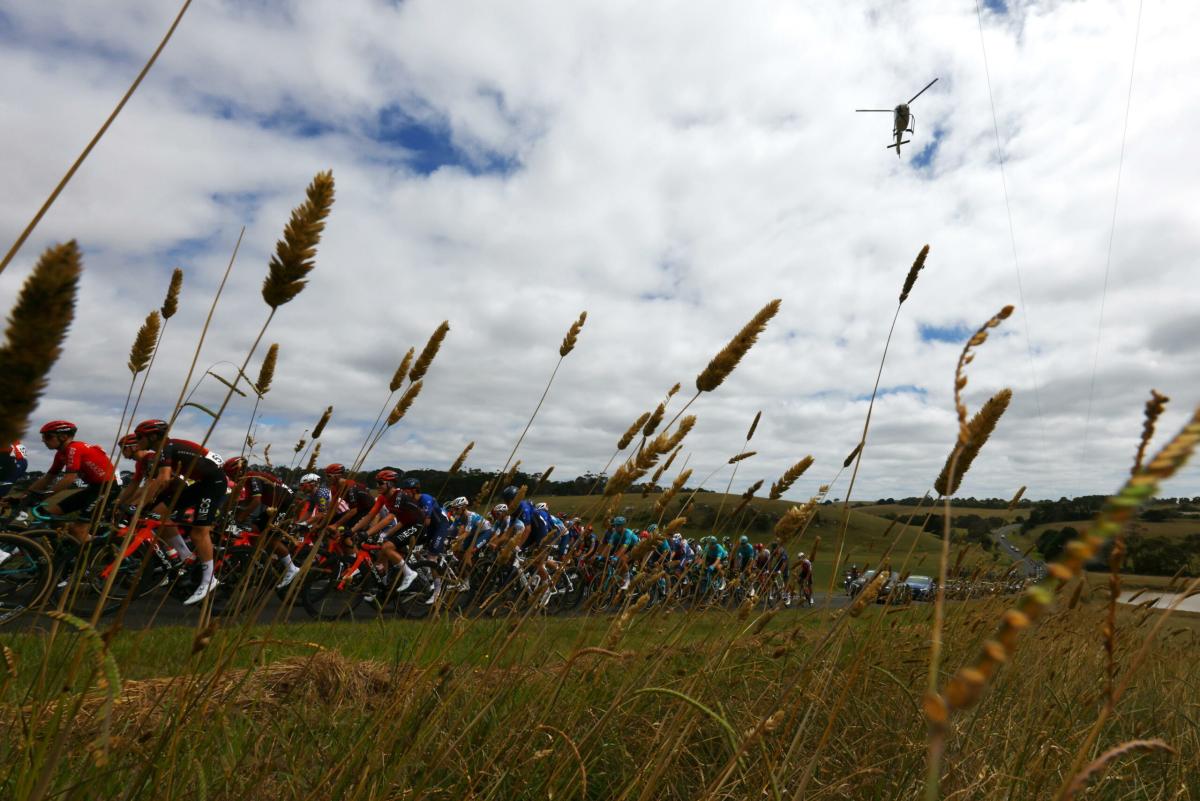 AlUla Tour 2024, van Uden beffa Groenewegen nel primo sprint