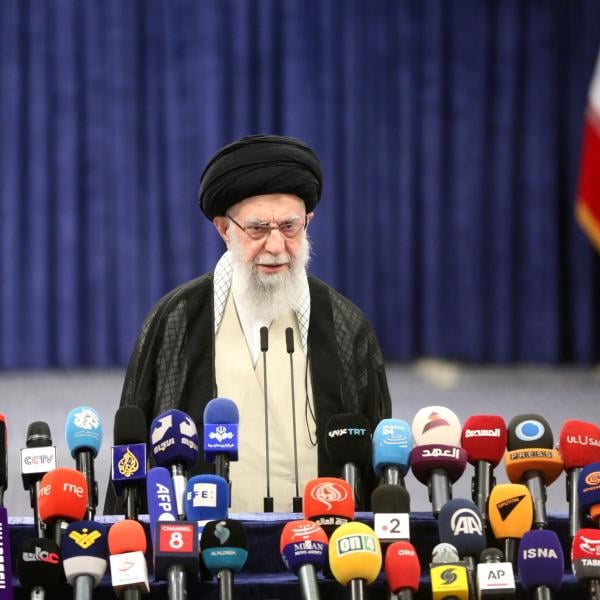 Elezioni presidenziali in Iran 2024, l’appello dell’ayatollah Khamenei ai cittadini in vista del ballottaggio: “Chi ama la Repubblica Islamica vada a votare”