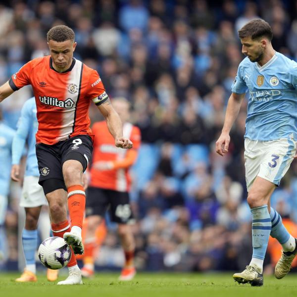 Perché il Luton Town, squadra di Championship, giocherà con la stessa maglia anche nella prossima stagione?