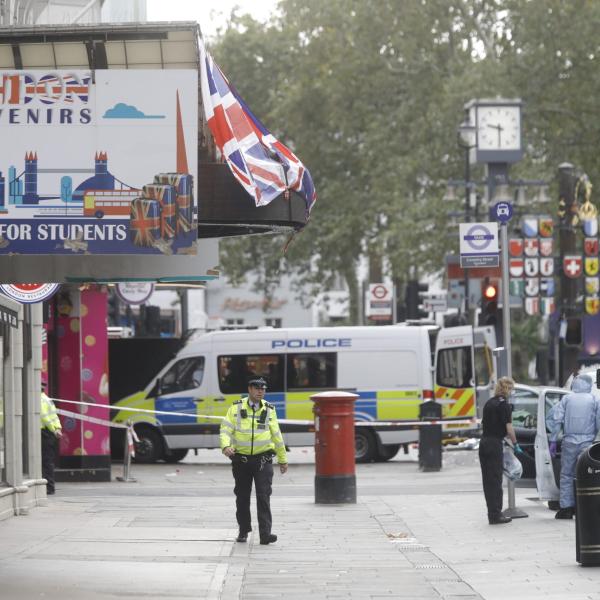 Paura a Londra: accoltellate una donna e una ragazzina di 11 anni a Leicester Square. Arrestato il presunto aggressore